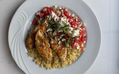 Salade de poulet, concombre et pastèque