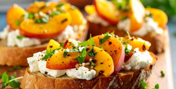 recette_du_mois_bruschetta_mozzarella_et_peches.jpg