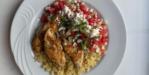 Salade de poulet, concombre et pastèque